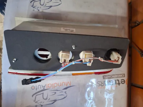 Lanterna Sinaleira Traseira Le Tricolor Courier 1996 A 2013 Esquerdo/motorista Tricolor