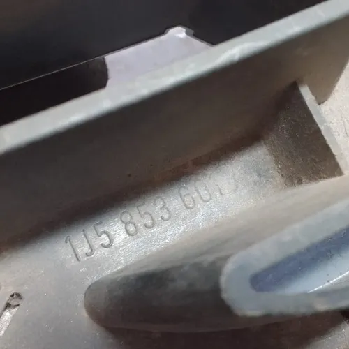 Emblema Grade Dianteira Bora Polo Jetta 99/05 30704 Prateado