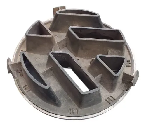 Emblema Grade Dianteira Bora Polo Jetta 99/05 30704 Prateado