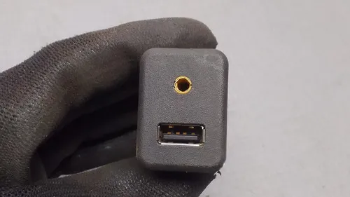 Conector Usb Auxiliar Prisma Onix Cobalt Sonic Tracker 24927 Preto