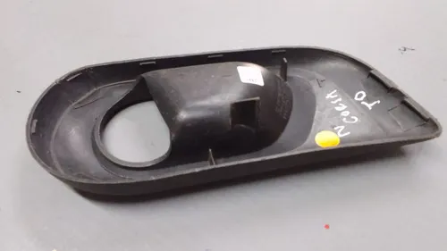 Moldura Interna Maçaneta Traseira Direita Gm Corsa 24851 Preto Dianteira
